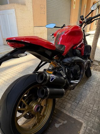 Ducati Monster 1200R Roja y Dorada