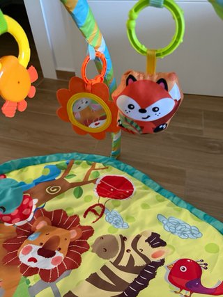 Gimnasio para bebé con juegos