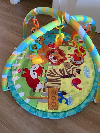 Gimnasio para bebé con juegos