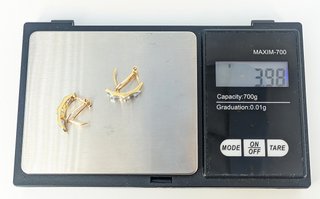 Pendiente de oro de 18k con piedras, 3.98 g.
