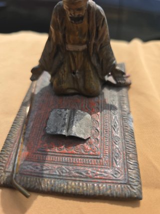 Figura antigua de hombre rezando