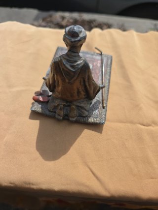 Figura antigua de hombre rezando