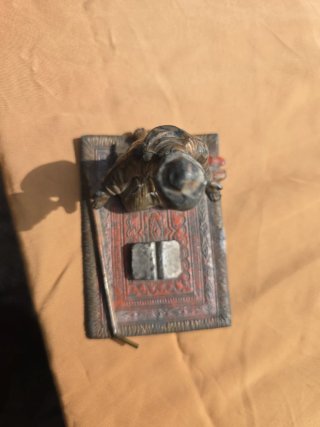 Figura antigua de hombre rezando
