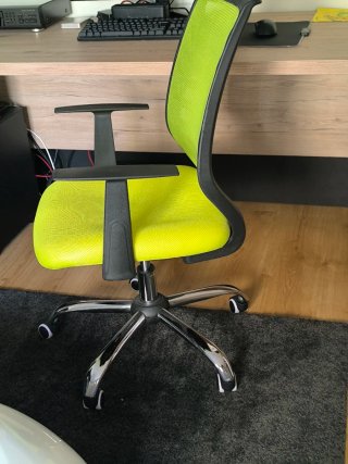 Silla de oficina ergonómica verde