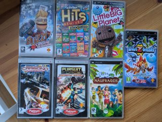Lote 7 Giochi PSP: Buzz, LittleBigPlanet, Sims 2, Need for Speed Carbon, Pursuit Force: Extreme Justice, Invizimals, Activision Hits Remixed