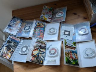 Lote 7 Giochi PSP: Buzz, LittleBigPlanet, Sims 2, Need for Speed Carbon, Pursuit Force: Extreme Justice, Invizimals, Activision Hits Remixed