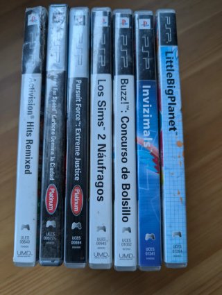 Lote 7 Giochi PSP: Buzz, LittleBigPlanet, Sims 2, Need for Speed Carbon, Pursuit Force: Extreme Justice, Invizimals, Activision Hits Remixed