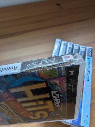 Lote 7 Giochi PSP: Buzz, LittleBigPlanet, Sims 2, Need for Speed Carbon, Pursuit Force: Extreme Justice, Invizimals, Activision Hits Remixed