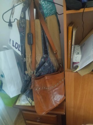 Bolso de cuero marrón con tachuelas