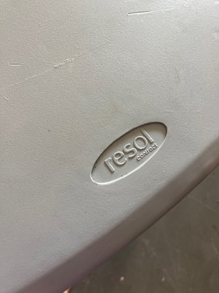 Tavolo rotondo in plastica grigia