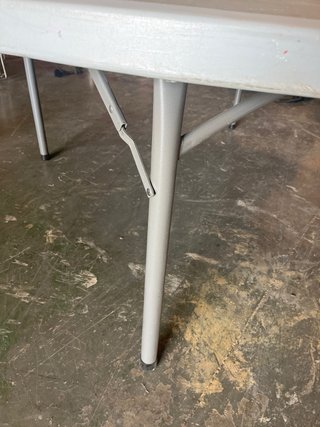 Tavolo rotondo in plastica grigia