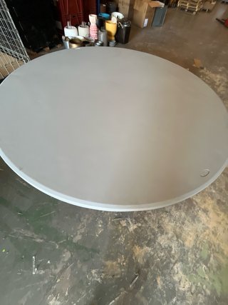 Tavolo rotondo in plastica grigia