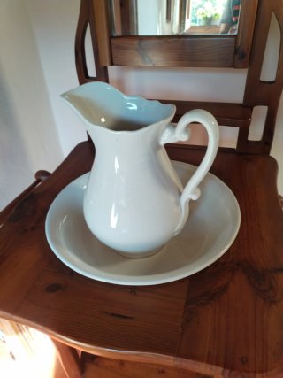 Mueble toallero antiguo con fuente y jarra