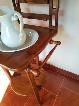 Mueble toallero antiguo con fuente y jarra