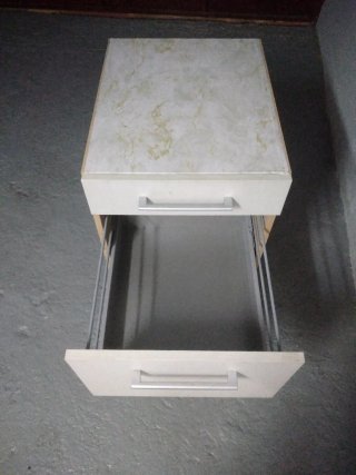 Cajonera mediana blanca con patas.