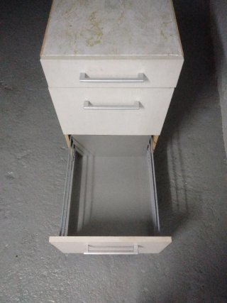Cajonera mediana blanca con patas.