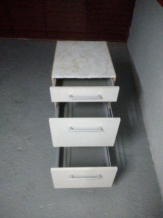 Cajonera mediana blanca con patas.