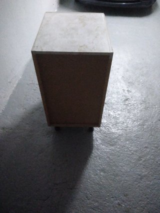 Cajonera mediana blanca con patas.