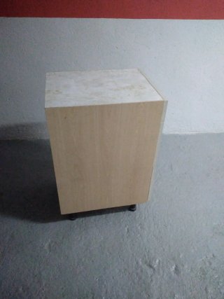 Cajonera mediana blanca con patas.
