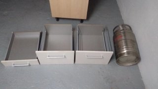 Cajonera mediana blanca con patas.