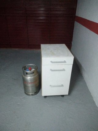 Cajonera mediana blanca con patas.
