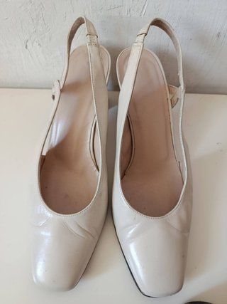 Zapatos de tacón de cuero beige