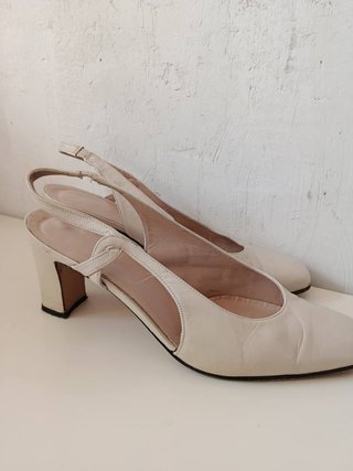 Zapatos de tacón de cuero beige