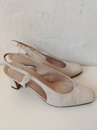 Zapatos de tacón de cuero beige