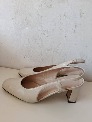 Zapatos de tacón de cuero beige