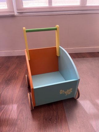 Carrito corre pasillos de madera para bebés