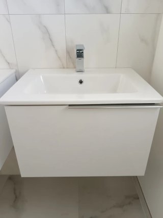 Muebles de baño de PORCELANOSA con lavabo y grifo