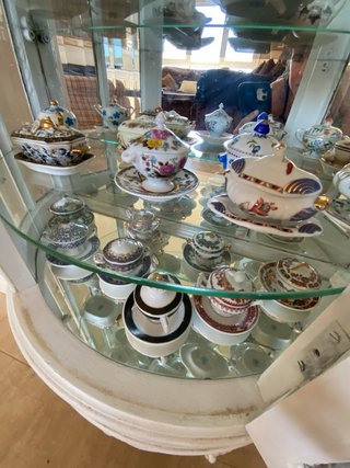 Collezione di 43 zuppiere in miniatura in porcellana