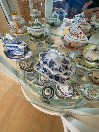 Collezione di 43 zuppiere in miniatura in porcellana