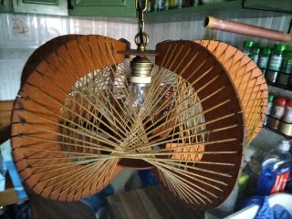 Lámpara de madera y cuerda. Estilo rústico