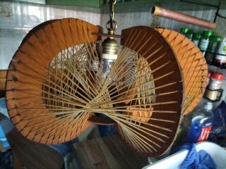 Lámpara de madera y cuerda. Estilo rústico