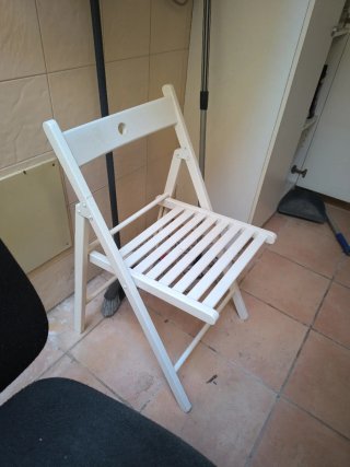 Silla plegable de madera blanca