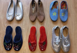 14 Zapatos de tacón negros y morados. SANDALIAS.