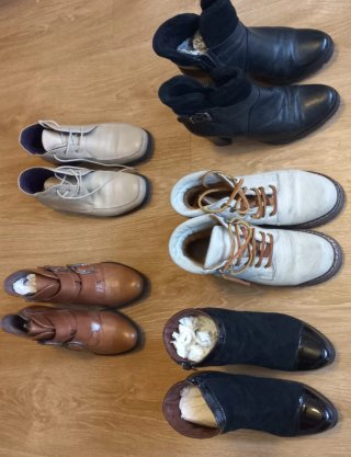 14 Zapatos de tacón negros y morados. SANDALIAS.