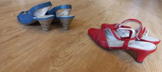 14 Zapatos de tacón negros y morados. SANDALIAS.