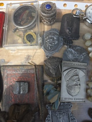 Lote de antigüedades y medallas