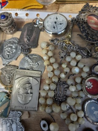 Lote de antigüedades y medallas