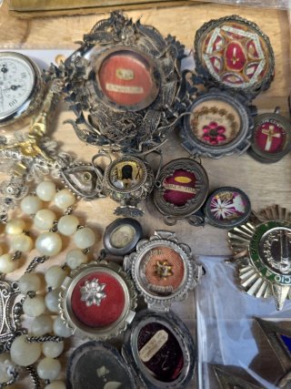 Lote de antigüedades y medallas