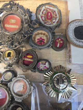 Lote de antigüedades y medallas