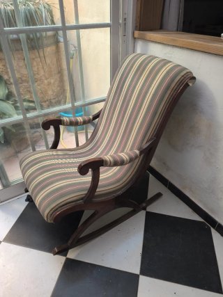Mecedora de tela y madera
