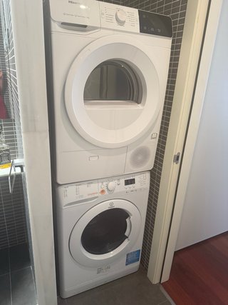 Lavadora Indesit + Secadora Hisense
