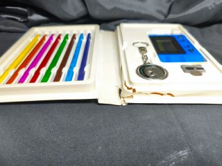Estuche Comunión Años 80 Lápices y Game Watch