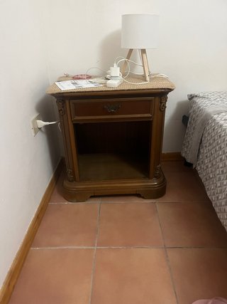 Mesita de noche madera oscura con cajón