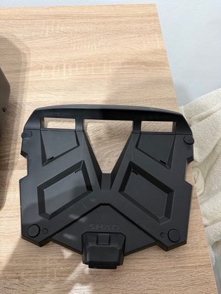 Baúl Moto Shad Terra Negro con Base y tornilleria