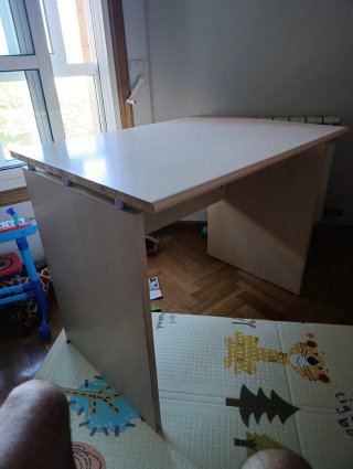 Mesa de escritorio de madera color beige