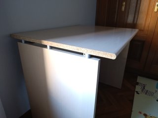 Mesa de escritorio de madera color beige